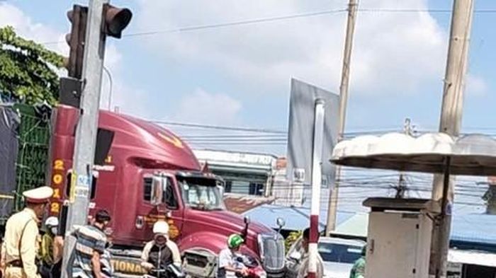 T&acirc;y Ninh: Kẹt giữa xe container v&agrave; &ocirc; t&ocirc; du lịch, một phụ nữ tho&aacute;t chết trong gang tấc