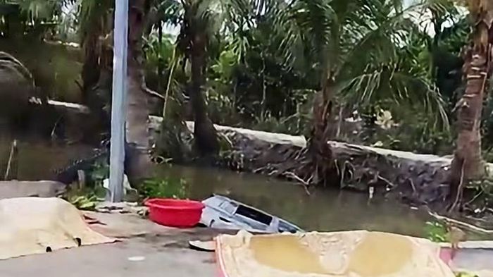 Ô tô chở 5 người lao xuống mương, vợ chồng tử vong